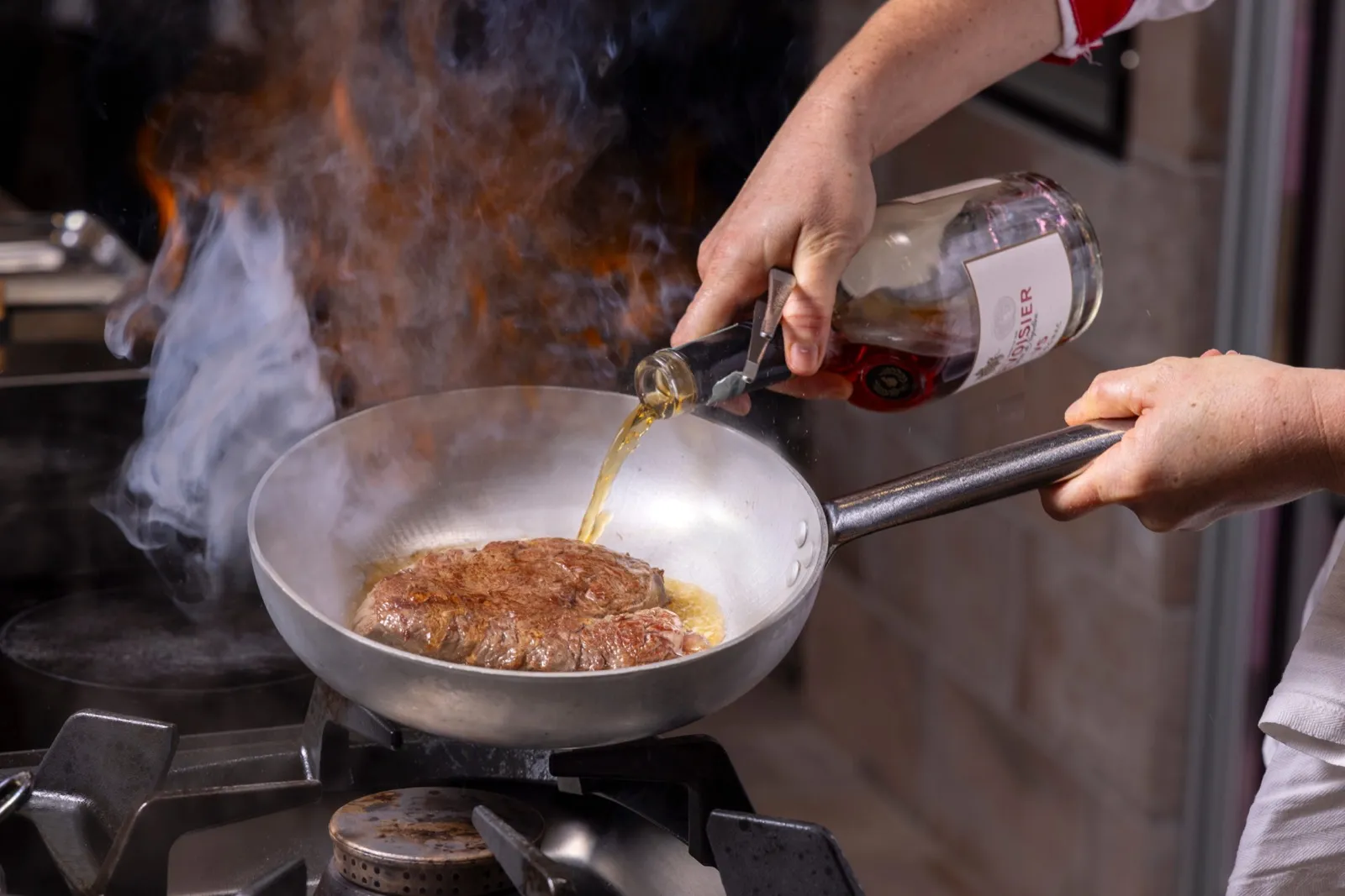 Filetto al cognac flambato in cucina