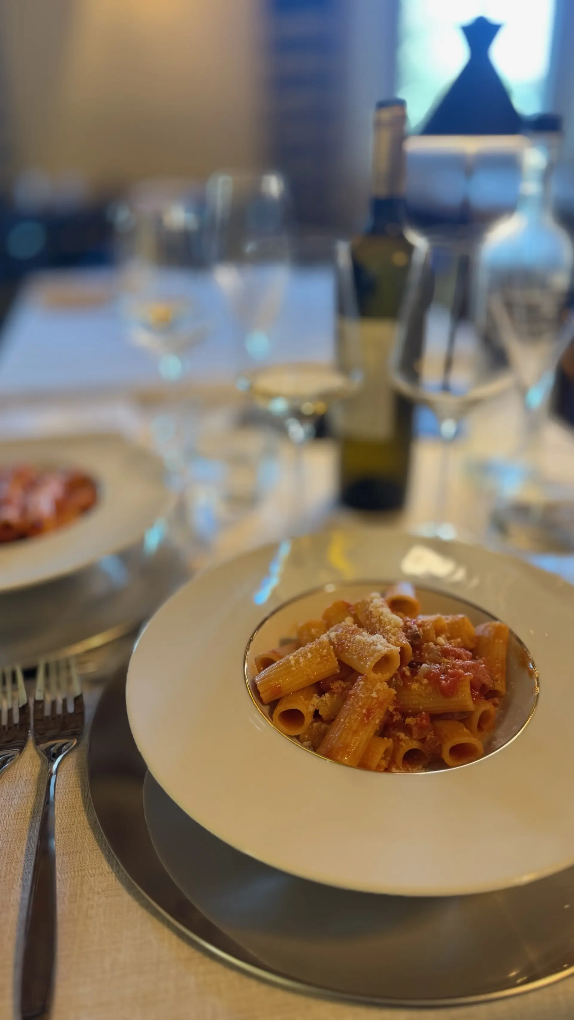Piatto di pasta artigianale servito presso l'Hosteria La Togata, che mostra la cucina toscana.