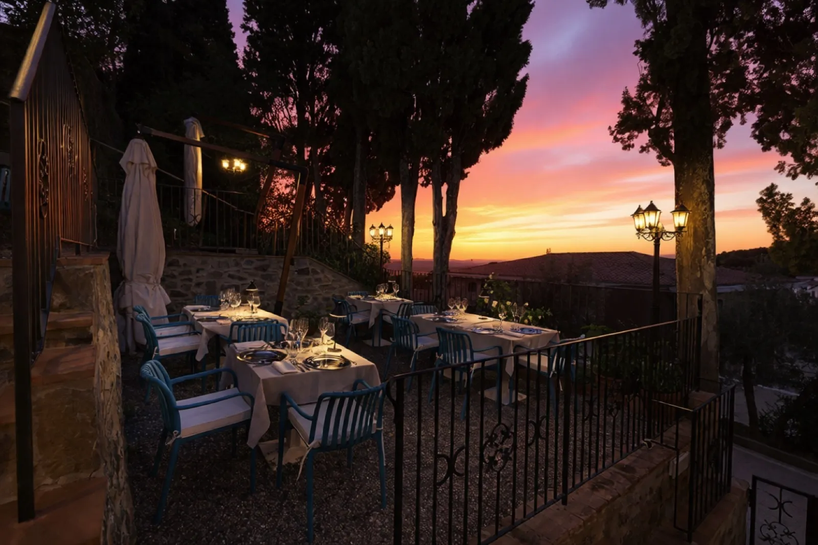 Tramonto toscano dalla terrazza della Hosteria La Togata
