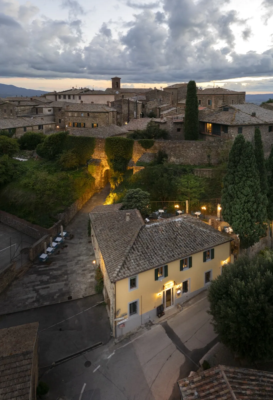 Sant'Angelo in Colle al tramonto, vista sulla Hosteria